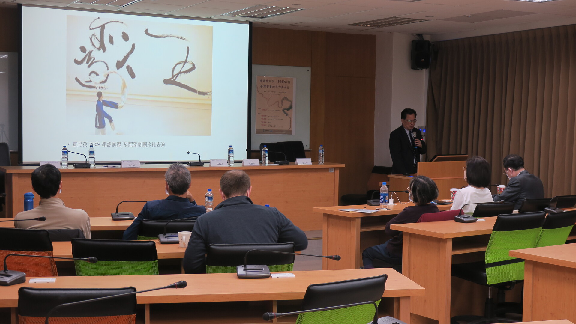 Sinologists discuss pluralistic symbiosis of calligraphy and painting in Taiwan at College of Liberal ArtsImage