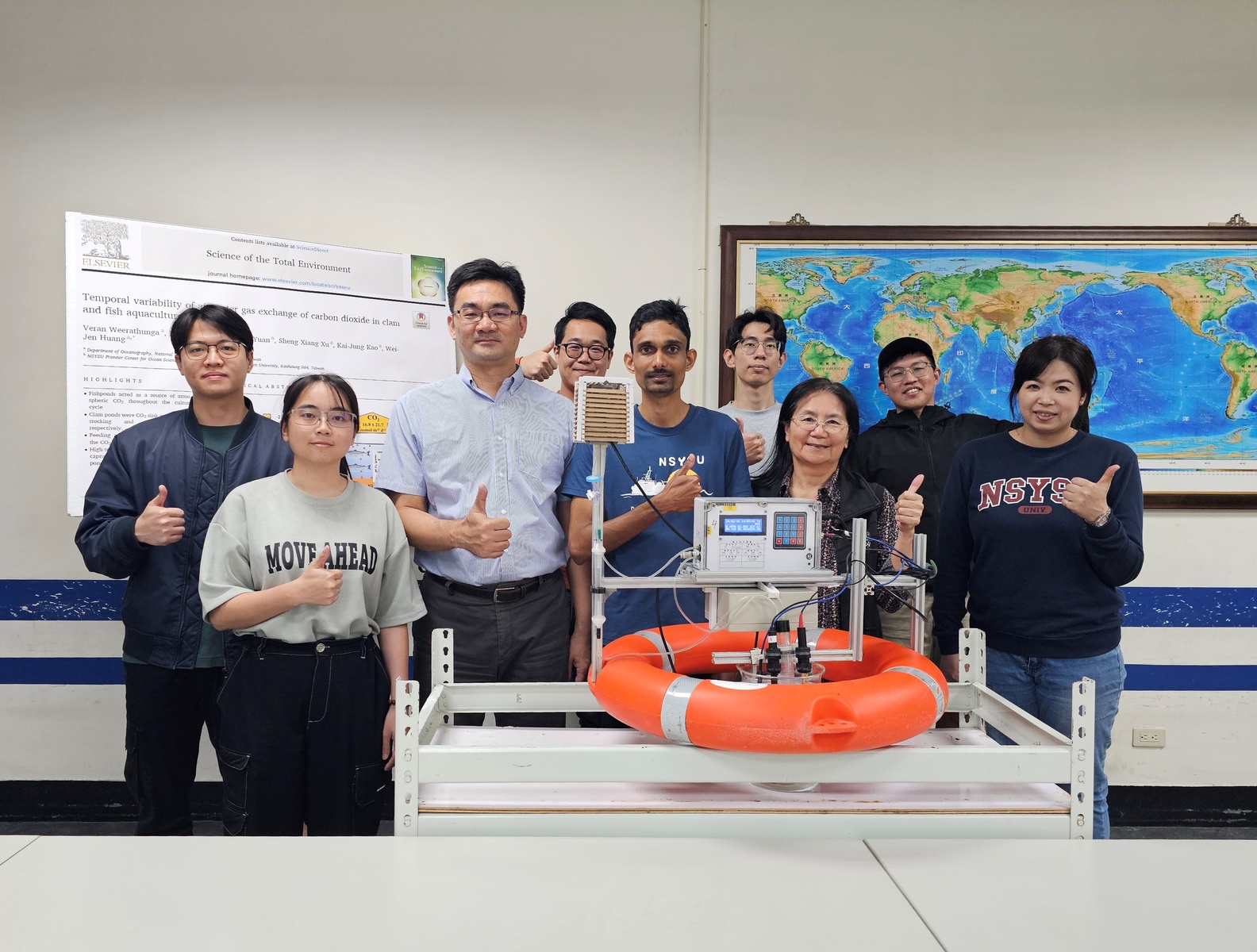 The team of Associate Professor Wei-Jen Huang (third from left) of the Department of Oceanography at NSYSU independently developed the only carbon emission measuring instrument in Taiwan. They collaborated with Professor Li-Lian Liu’s team (third from right) to conduct at-site measurements of the carbon emissions of fish and clam culture ponds in Taiwan. The research results were published in the internationally renowned journal “Science of The Total Environment.”