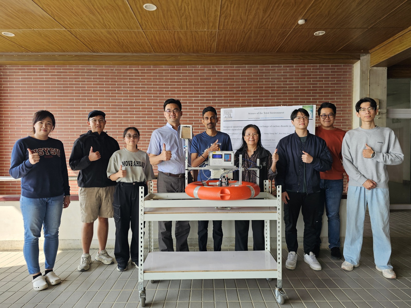 The team of Associate Professor Wei-Jen Huang (fourth from left) of the Department of Oceanography at NSYSU independently developed the only carbon emission measuring instrument in Taiwan. They collaborated with Professor Li-Lian Liu’s team (fourth from right) to conduct at-site measurements of the carbon emissions of fish and clam culture ponds in Taiwan. The research results were published in the internationally renowned journal “Science of The Total Environment.”