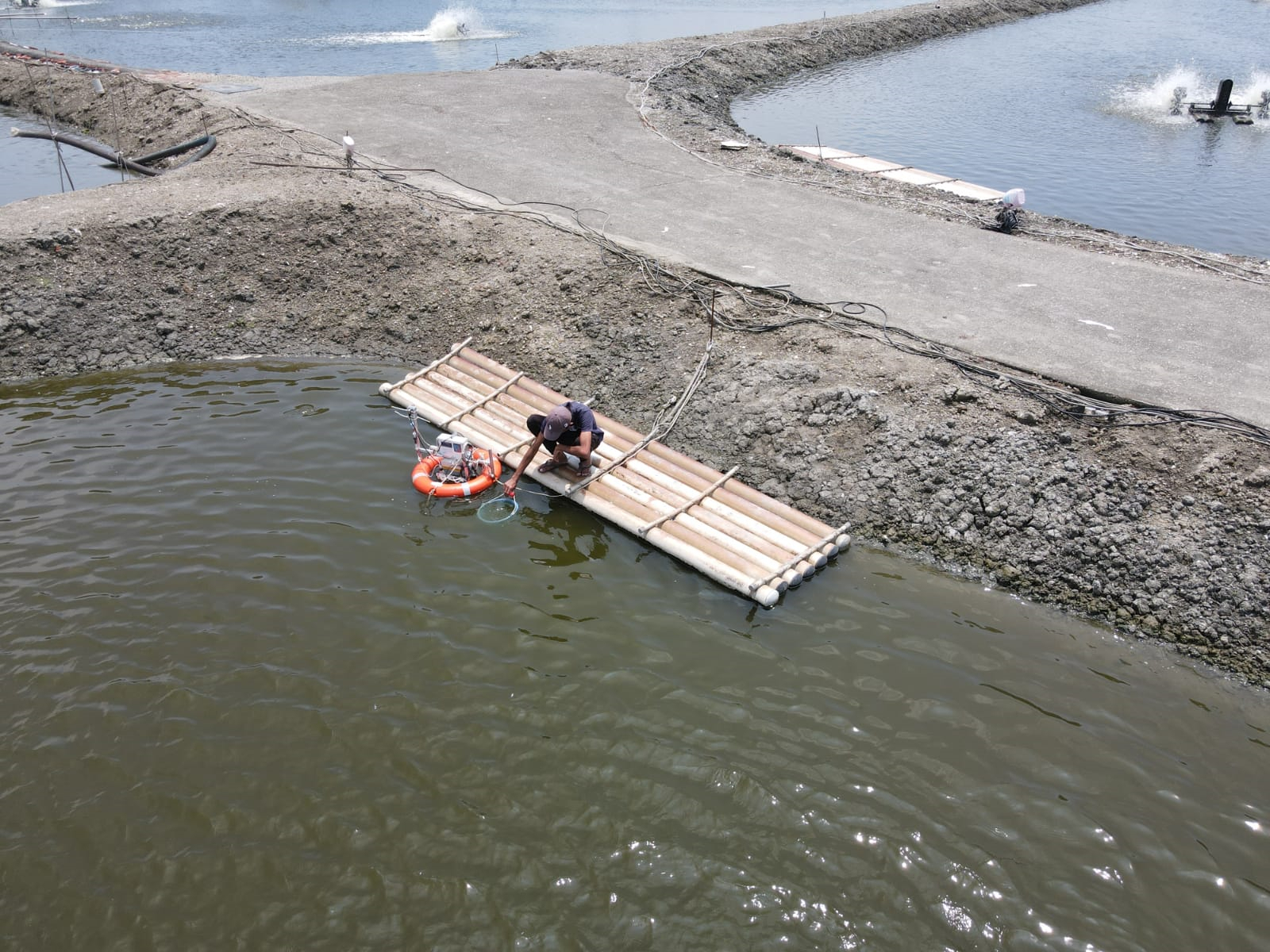 The team of the Department of Oceanography at NSYSU independently developed the carbon emission measuring instrument to conduct at-site measurements of carbon emissions of fish culture ponds in Taiwan.