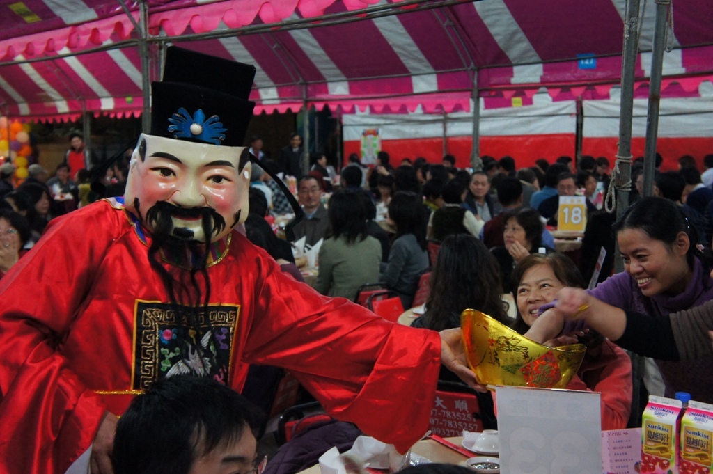 財神爺發放糖果圖片