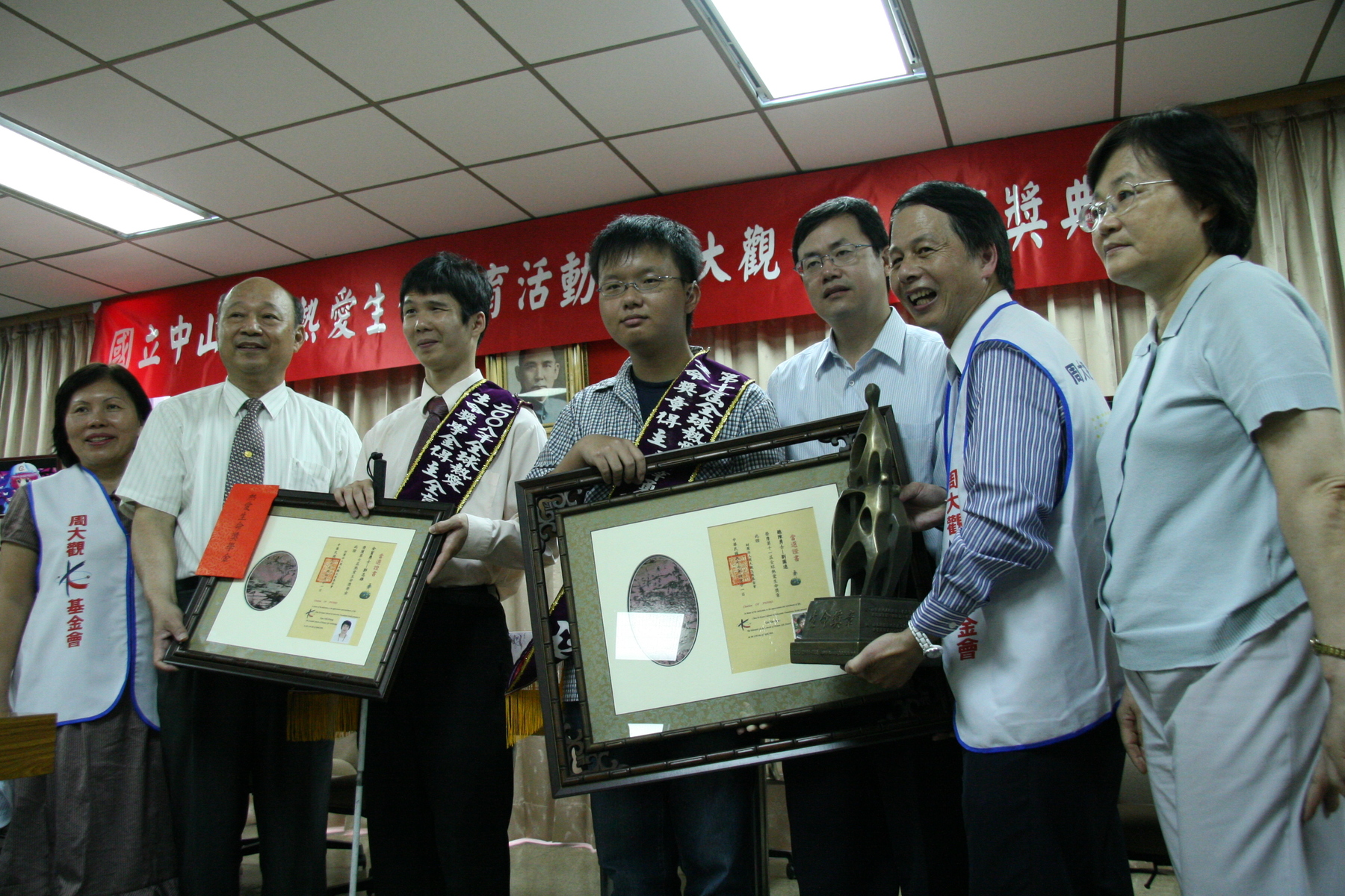 向政經系聽障生劉圖遠 教育所視障生郭志雄學習生命價值圖片