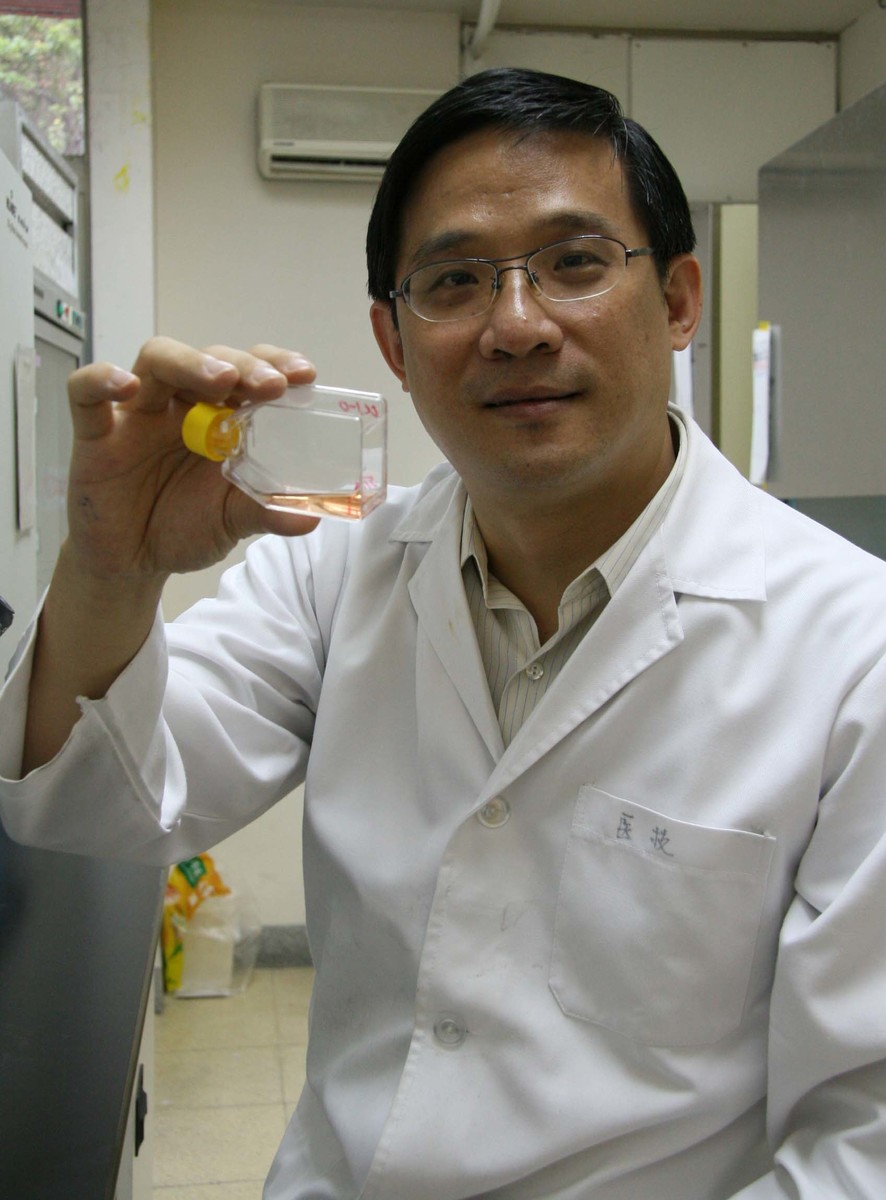 中山大學生物醫學研究所教授洪文俊手持癌症細胞解說新發現圖片