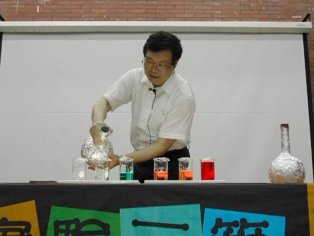 「看似神奇，卻是化學」的科學實驗，余岳川教授要讓更多師生受惠。圖片