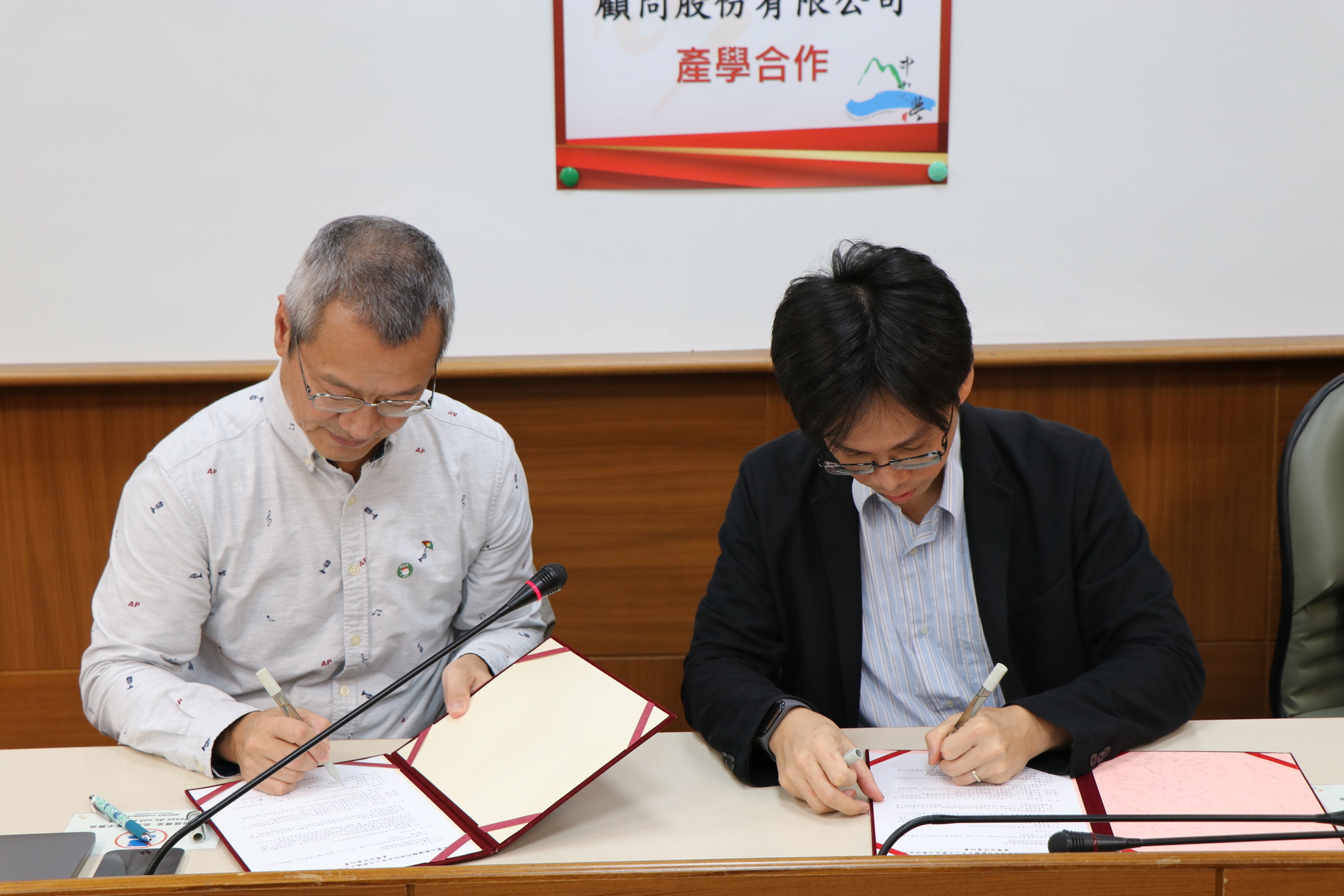 Institute of Political Science ties alliance with Quickseek to cultivate talents in political issues and thick data analysisImage