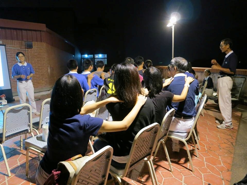 社長帶領大家唱慈青會歌圖片