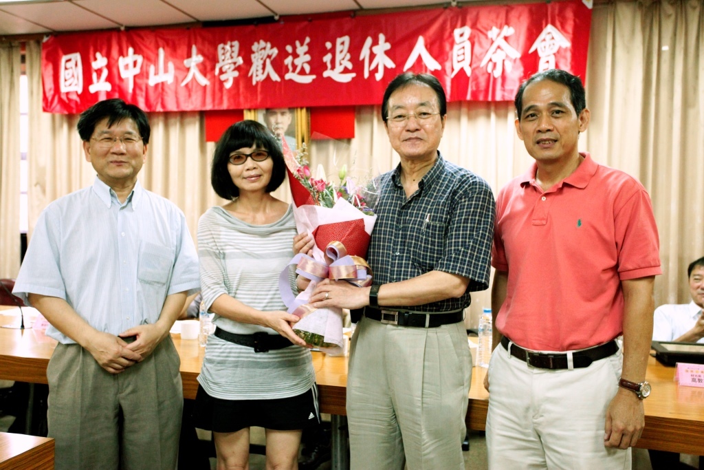 化學系周金興教授(右二)圖片