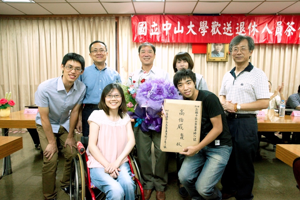 材光系高伯威教授(後排中)圖片
