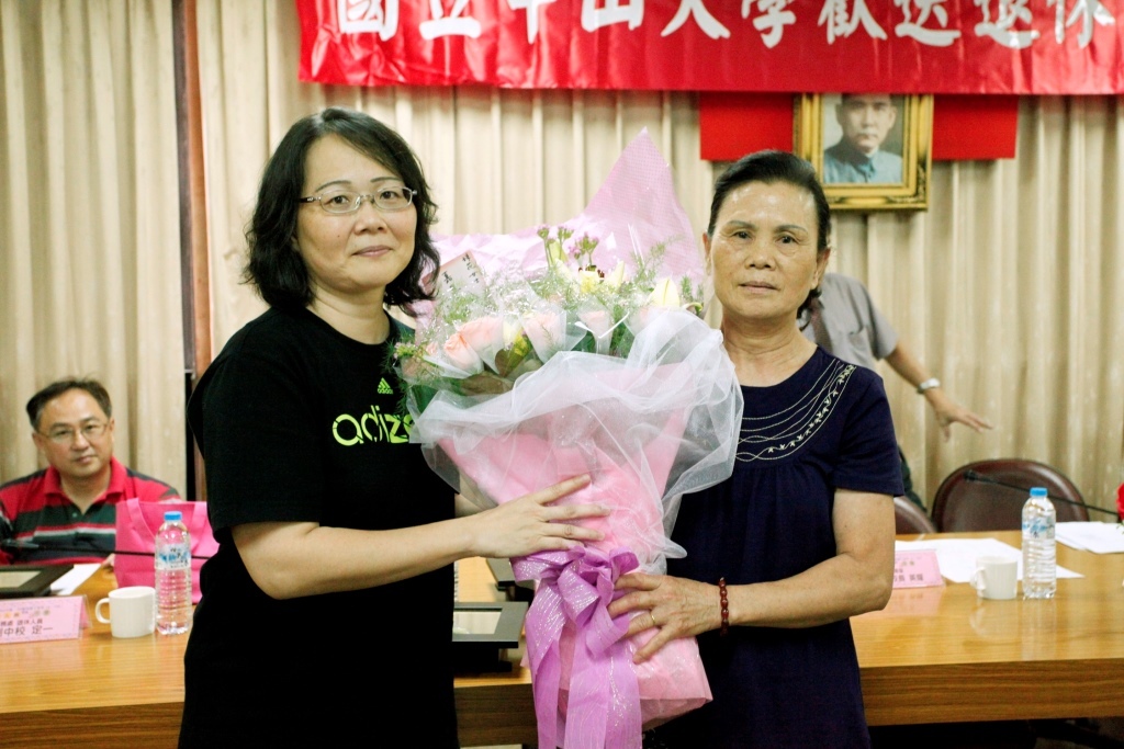 圖資處吳蘇珠花女士(右)圖片