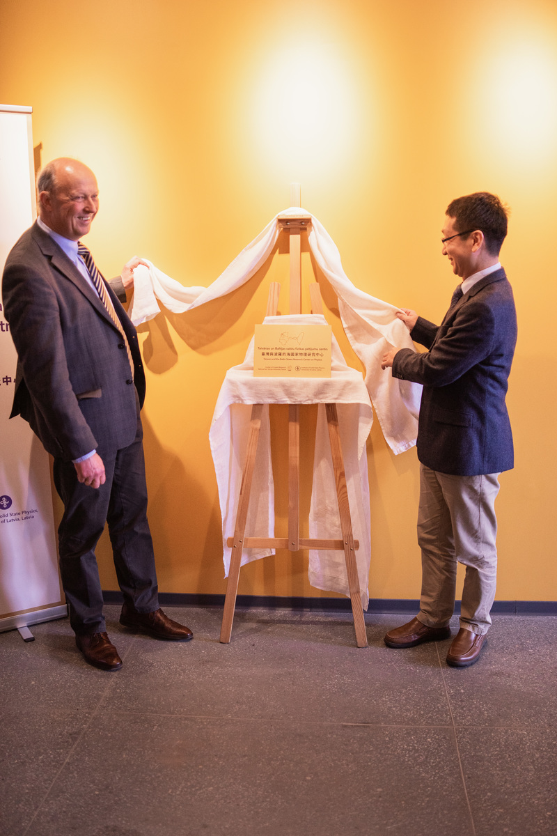 NSYSU Vice President for Research and Development Mitch Chou (on the right) and Director of the Institute of Solid State Physics of the University of Latvia Dr. Mārtiņš Rutkis officially inaugurated the Taiwan and the Baltic States Research Center on Physics.