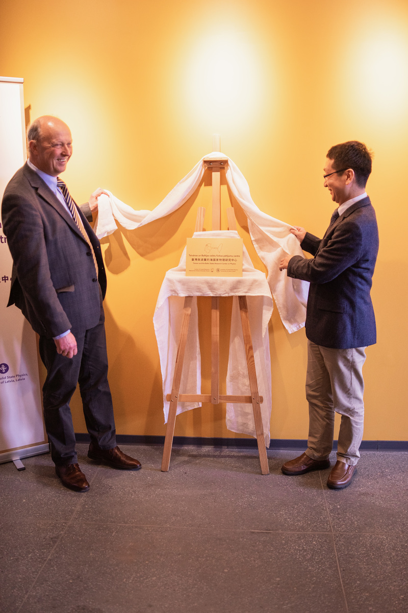 NSYSU Vice President for Research and Development Mitch Chou (on the right) and Director of the Institute of Solid State Physics of the University of Latvia Dr. Mārtiņš Rutkis officially inaugurated the Taiwan and the Baltic States Research Center on Physics.
