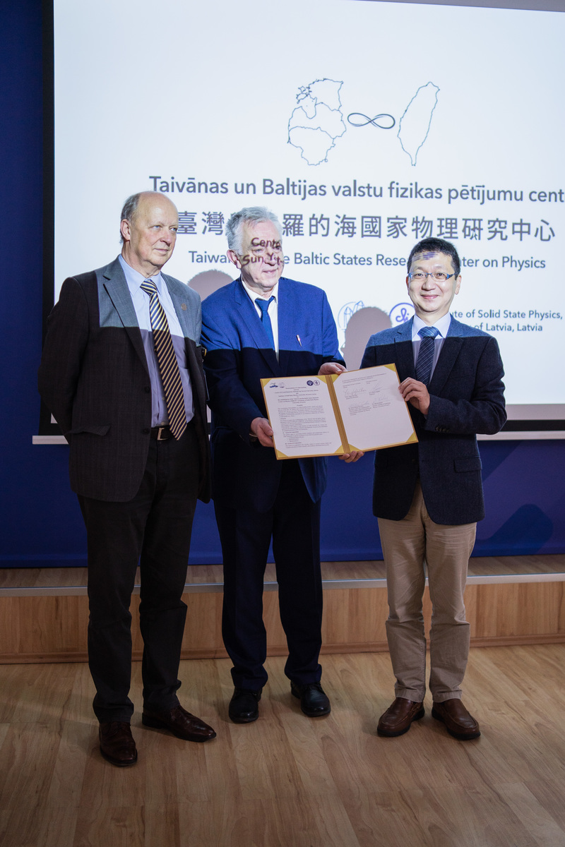 NSYSU signed an MOU on collaboration in research with the University of Latvia. From the left are Director Dr. Mārtiņš Rutkis, Vice-Rector of the University of Latvia Professor Valdis Segliņš, and NSYSU Vice President for Research and Development Professor Mitch Chou.
