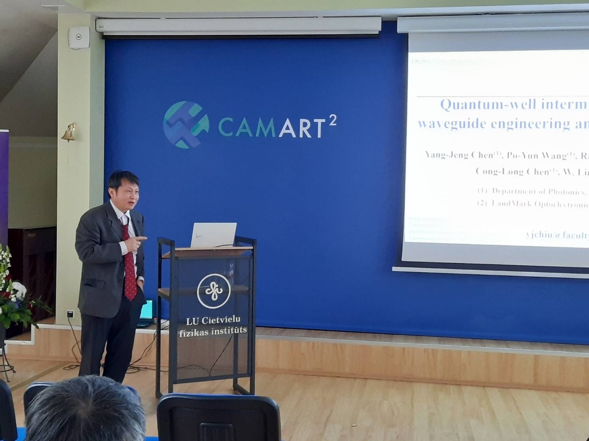 Professor Yi-Jen Chiu of the Department of Photonics gave a lecture during the ceremony.