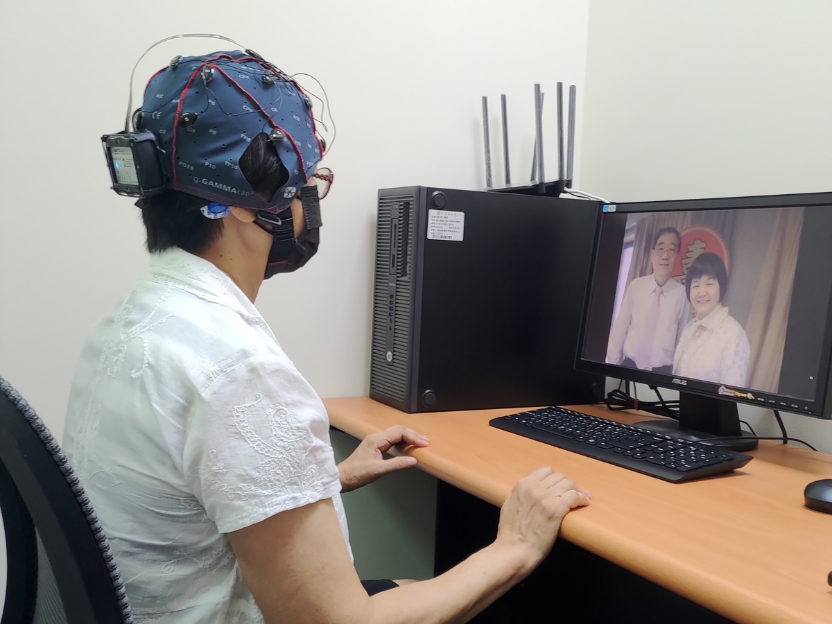 The wife of the late Professor Liang, Jhen-Li Wang, was the first tester of the new laboratory. The electroencephalograph she wore showed that she had the most intense brain activity when seeing Professor Liang’s photos.