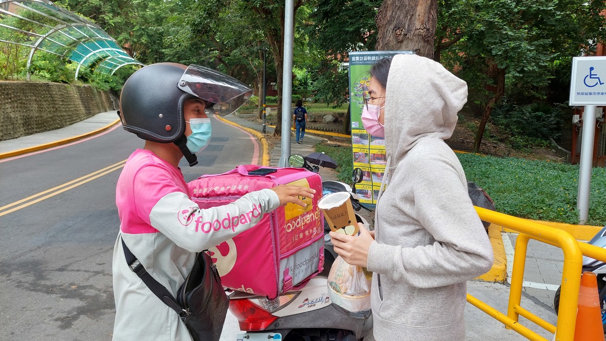 The students and food deliverers meet in temporary parking areas.