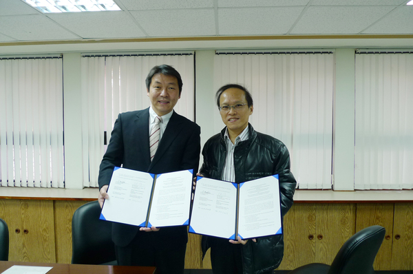 From left: NICT Senior Researcher Ban Tao, Dr. Chun-I FanImage
