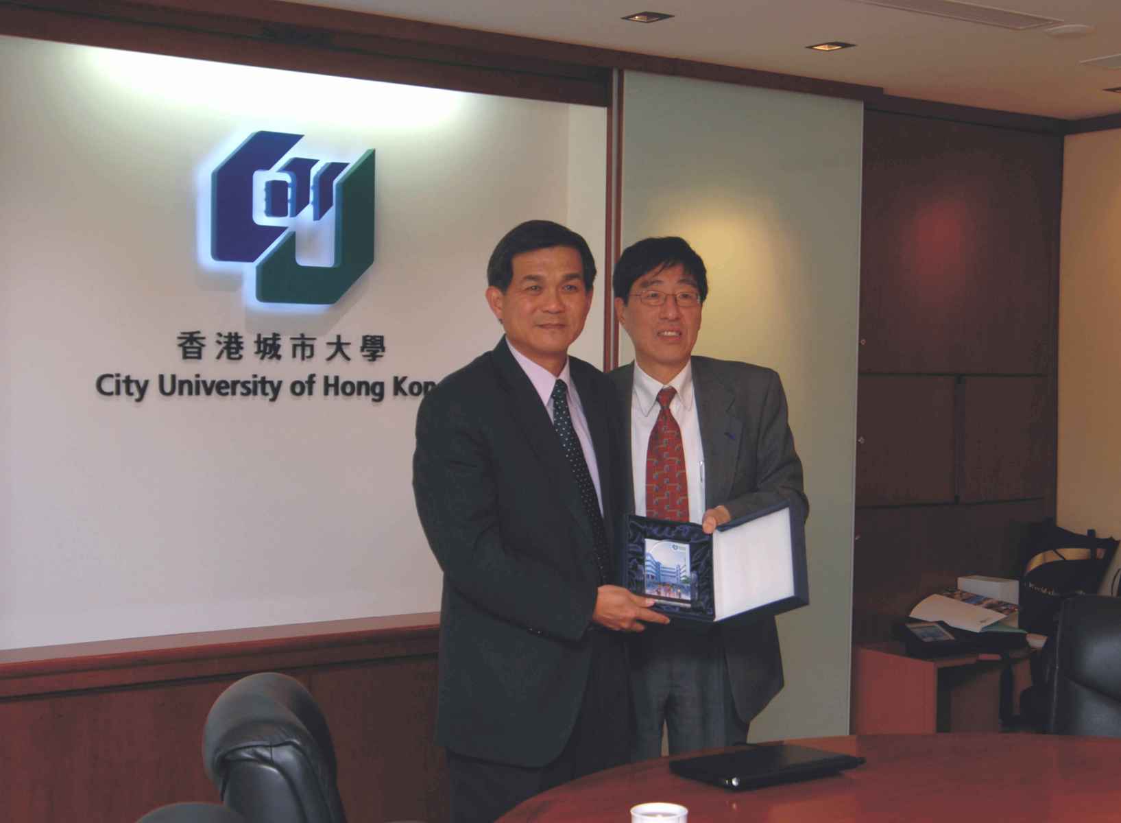香港城市大學校長郭位(右)與中山大學楊弘敦校長(左)互贈紀念品圖片