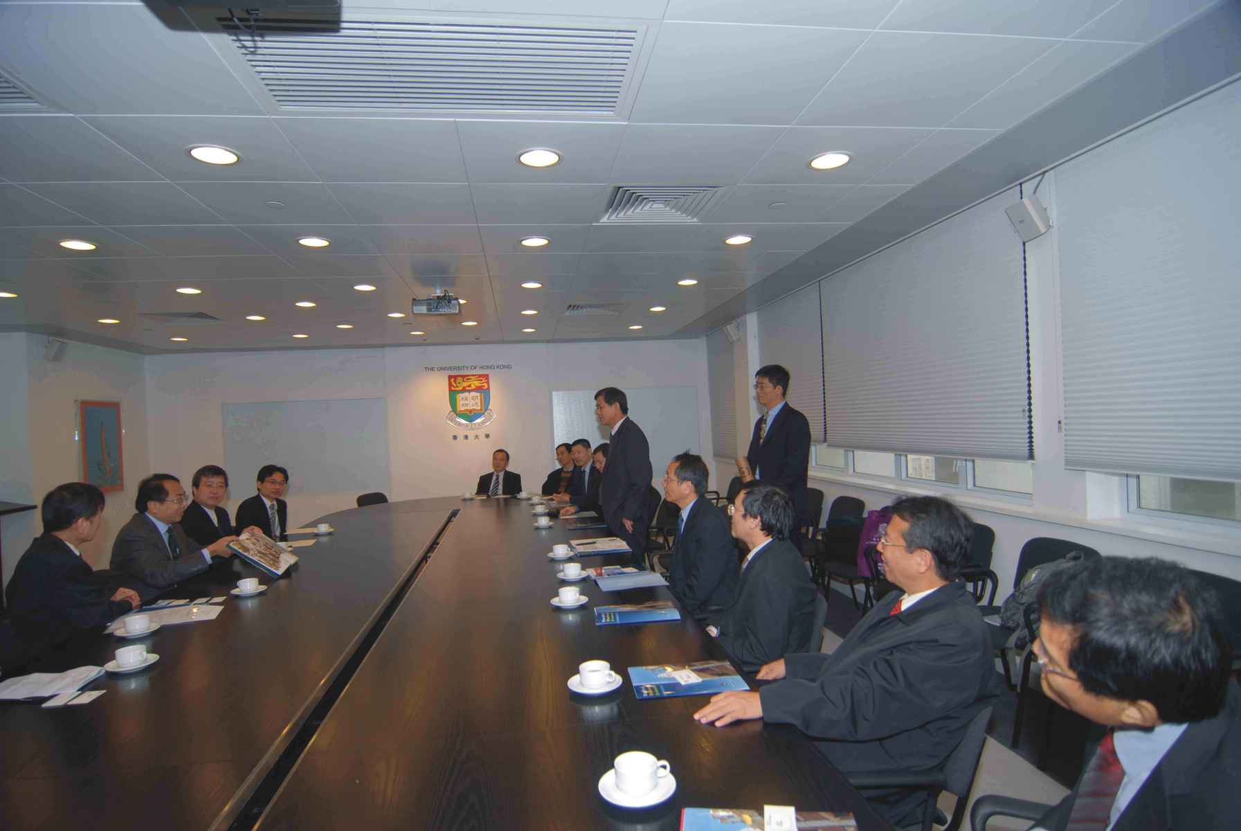 香港大學徐立之校長為楊弘敦校長解釋國父孫中山先生與港大關係圖片