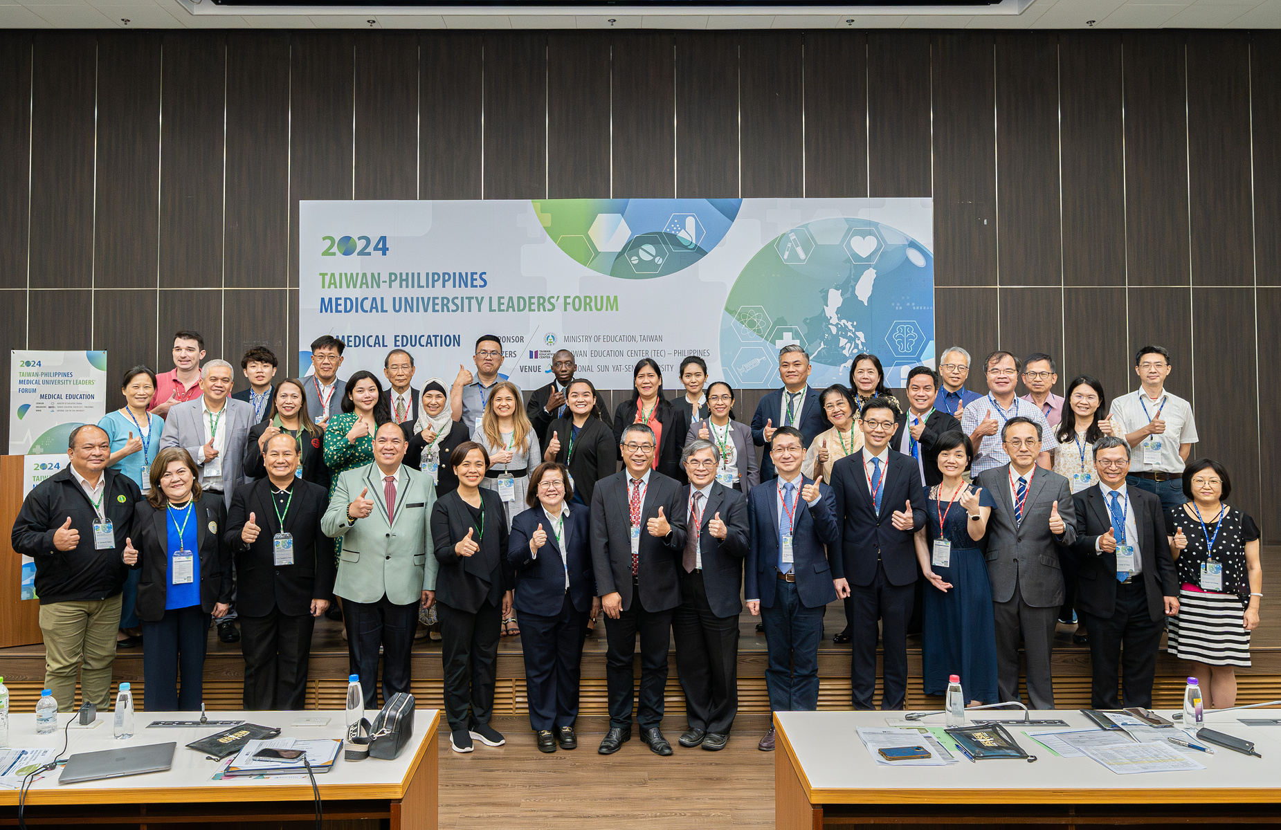 National Sun Yat-sen University, in collaboration with the Taiwan Education Center (TEC) in Philippines, successfully hosted the "2024 Taiwan-Philippines Medical University Leaders Forum." The event gathered 35 scholars from medical and nursing universities in the Philippines and nearly 100 domestic and Filipino scholars in Sihziwan, Kaohsiung. The forum focused on discussing medical education, systems, internships, and academic exchange agreements between Taiwan and the Philippines.