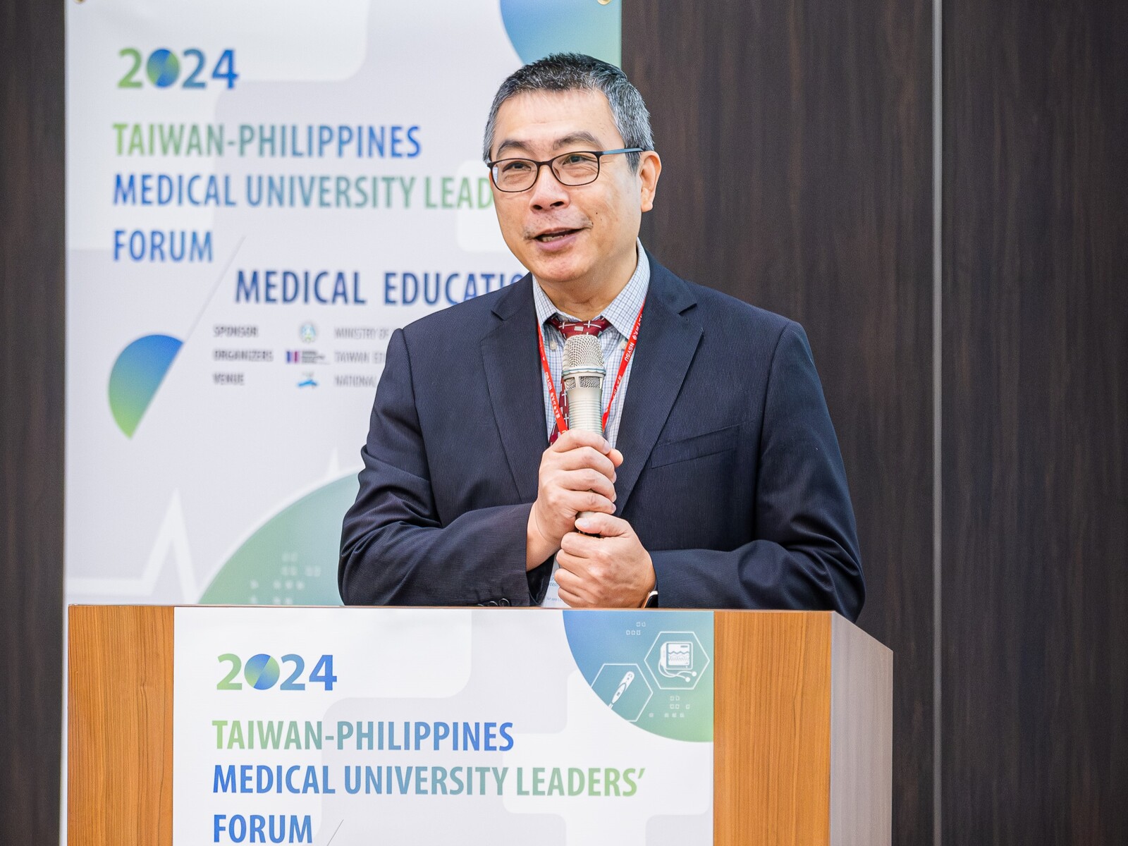 Dr. Chih-Wen Kuo, Interim President of NSYSU, delivered a speech at the forum.