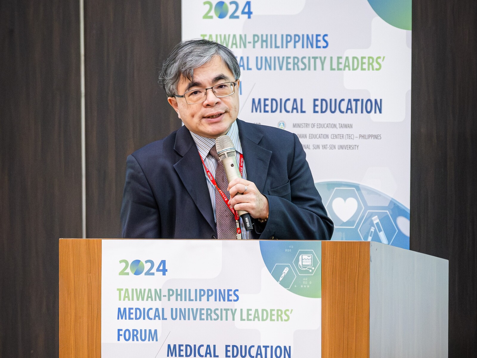 Yen-Hsu Chen, Chair of the School of Medicine and Associate Dean of the College of Medicine at NSYSU, shared the current situation of medical education in Taiwan.