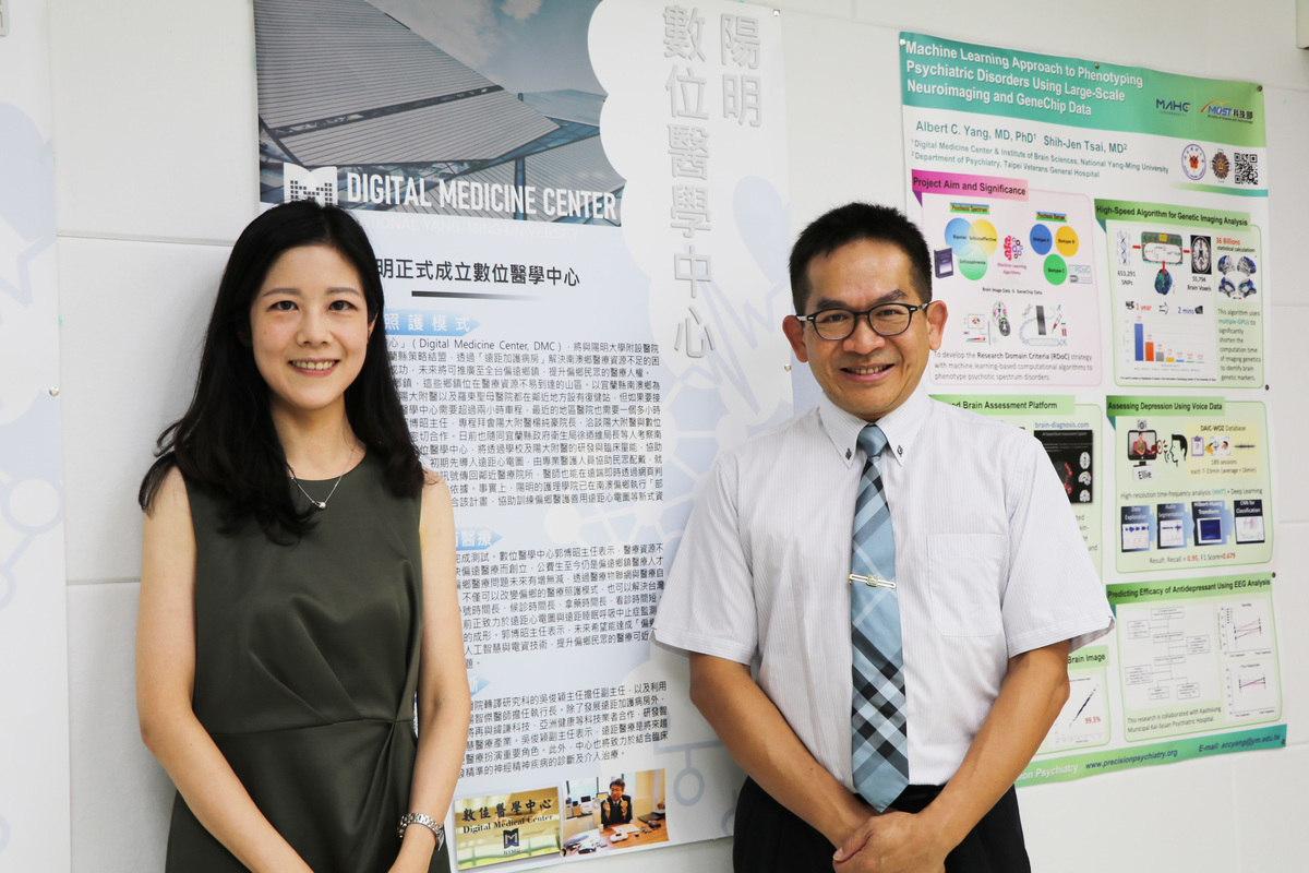 Assistant Professor Li-Lin Liang of the Department of Business Management, NSYSU (on the left) with Director of the Institute of Biomedical Informatics at National Yang-Ming University Professor Chun-Ying Wu (on the right))