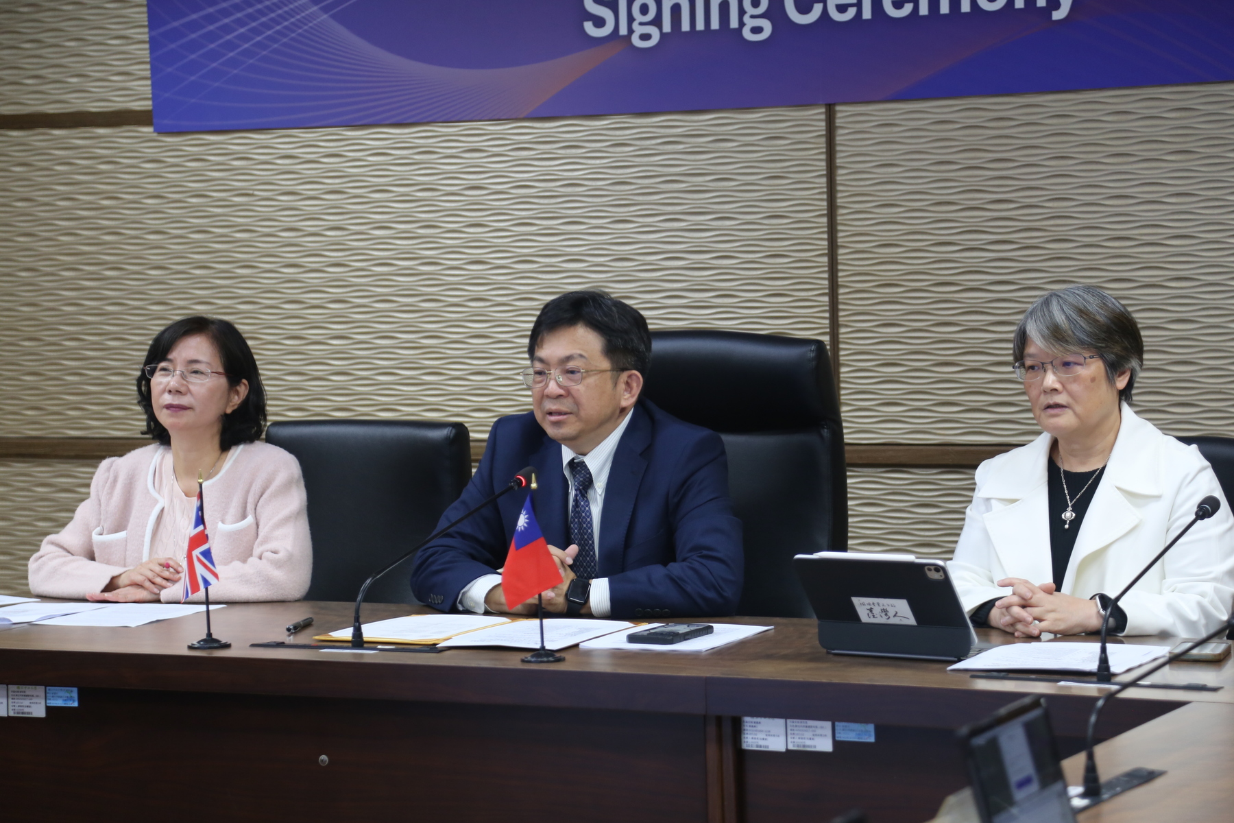 From left: Hsueh-Hua Chuang, Associate Dean of the College of Social Sciences, NSYSU; President Chih-Peng Li; and Dean of the College of Social Sciences Mei-Hua Chen.Image