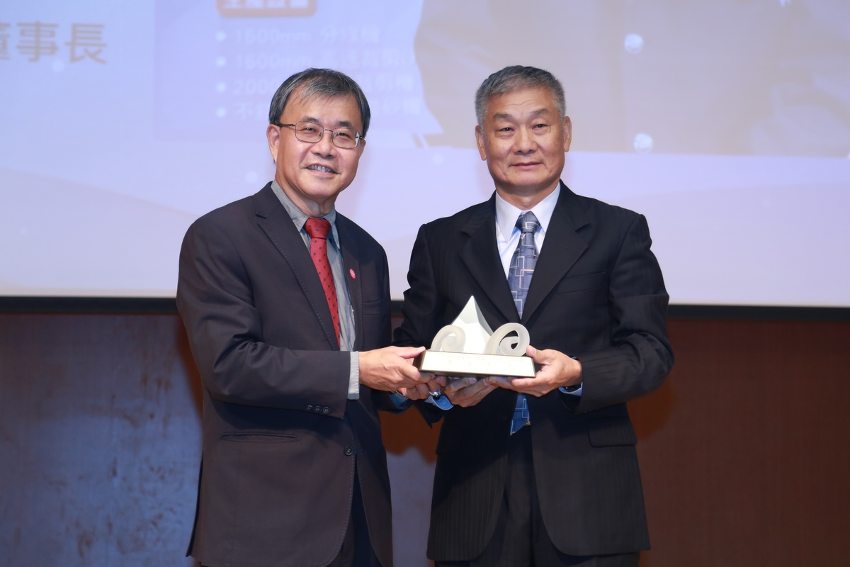 Chairman of Yuen Chang Stainless Steel Co. Te-Ho Yen (on the right), graduate of the EMBA program at the College of Management as of 2017, was awarded the Outstanding Alumnus Award in the category of Business Elite. He has been managing his stainless steel enterprise for over 30 years and succeeded in expanding it overseas. Te-Ho Yen worked on its features, transformation, development, and product diversification and won the trust of clients. Besides, he has been attentive to public affairs for many years and donated funds to the government’s relief subsidies and for rural education. Yen also donated funds to his alma mater for the remodeling of the classrooms of the College of Management to provide a better study environment to the students.