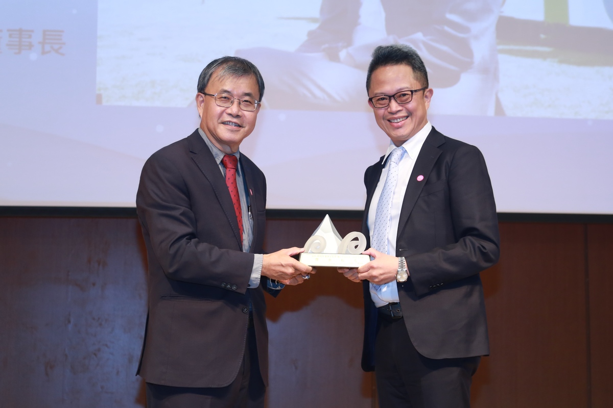 Hsuan-Mao Robert Hu (on the right) – President of Anatek Enterprise Co., LTD., a BS graduate of the Department of Chemistry (class of 1989), was conferred the 2020 Outstanding Alumnus Award. Hu established Anatek Enterprise, applying his knowledge in chemical technologies for environmental protection and focused on the sale of instruments. Rooted in Taiwan and based the company in Kaohsiung, Hu has been steadily shaping the global market. Hu spared no efforts to support the Department of Chemistry. He employed several NSYSU alumni, trained them for managerial positions, donated funds for scholarships, and implemented industry resources to build up students’ understanding of the industry.