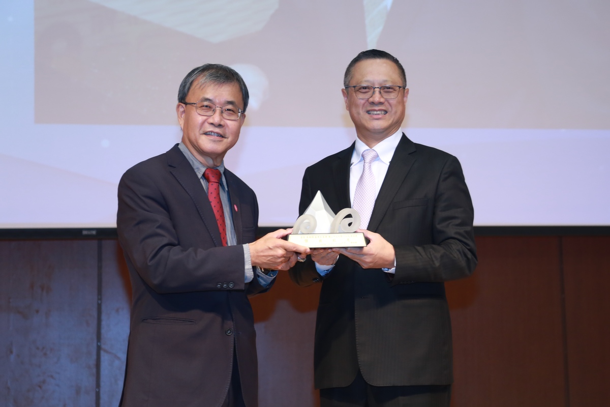 The awardee in the category of Social Service is Chung-Hui Huang (on the right) – Chairman of Ba Ba Business and graduate of EMBA program (class of 2013). Huang has been managing Ba Ba Business since its establishment in 1988 when it started as a sales representative. Later on, he transformed the company, established a factory, and integrated upstream, midstream, and downstream sectors. As the company achieved success, Huang did not forget its social responsibility: he responded to the healthcare needs of southern Taiwan and supported the establishment of the medical school by donating funds for the construction of the building for medical education and encouraging more alumni and companies to inject funds into the development of the College of Medicine.