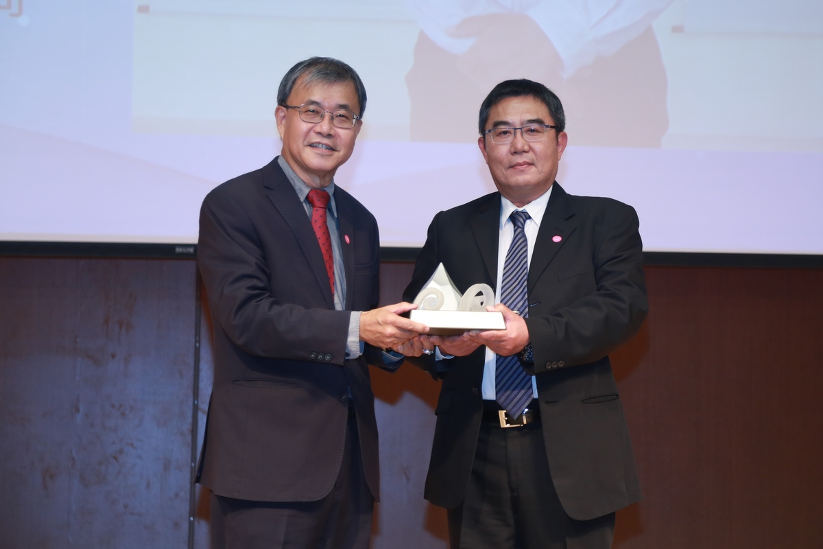 Outstanding alumnus in the category of Culture and Arts is Winston Lee (on the right), a graduate of the Department of Foreign Languages and Literature of 1994, who is now the President of Taiwan Twine and Rope Co., Ltd. When he was a student, Lee participated in the Grand English Drama of the Department of Foreign Languages and Literature. After achieving success in management and production, he has been donating funds to support the yearly performance of the Drama. Thanks to his generous support, the tradition of Grand English Drama could continue until now, helping enhance students’ English language abilities as well as cultivate their artistic spirit, and introducing Broadway musicals to the public.