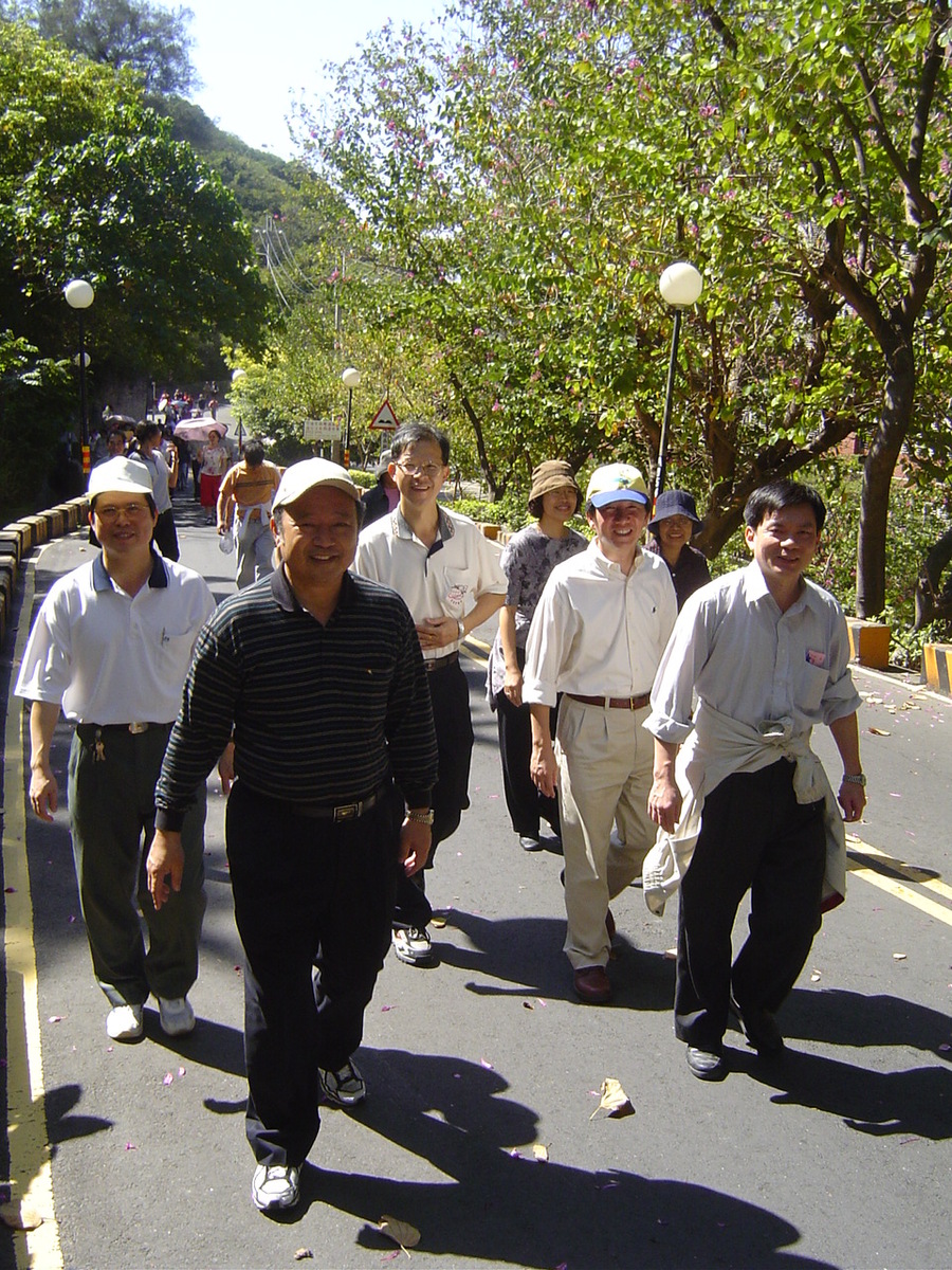 立中山大學校長張宗仁率領全校教職員，一齊挑戰校園內素有萬里長城之稱的觀景步道，讓金雞年的新春團拜充滿運動風。圖片