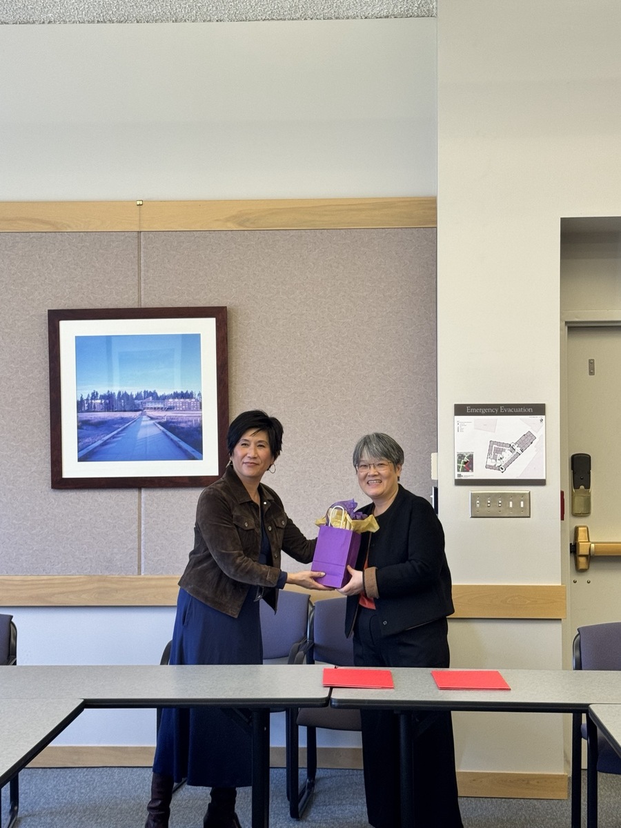 Commemorative gift exchange following the MOU signing.Image