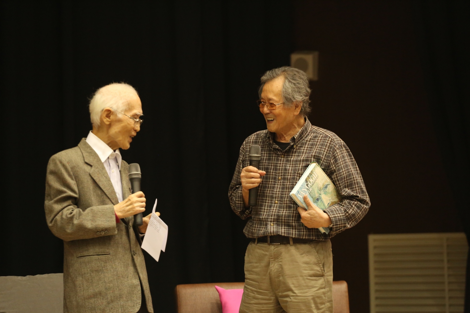 余光中致贈新版《梵谷傳》予黃春明圖片