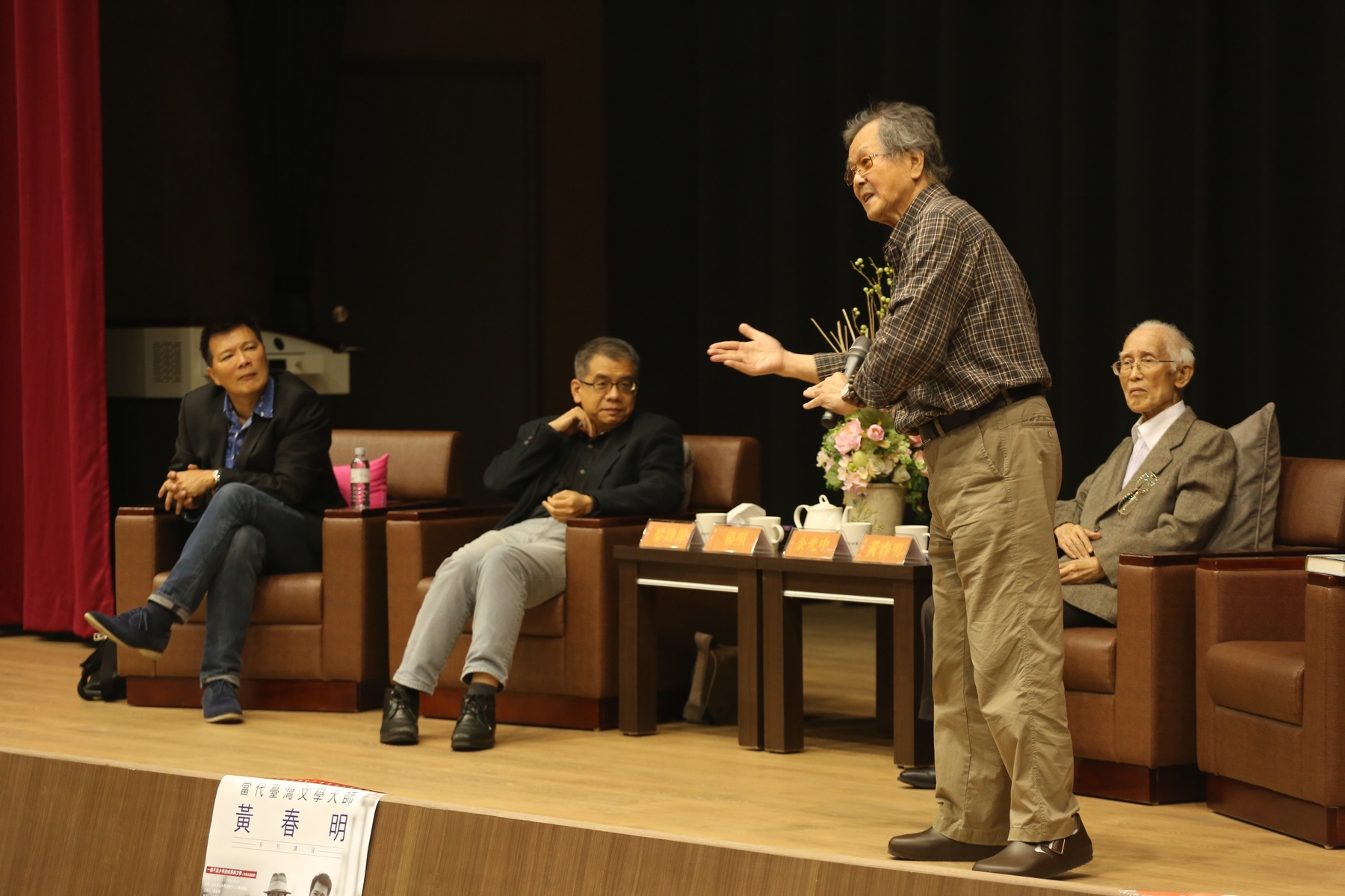 黃春明肢體動作豐富，解說風箏製作過程圖片
