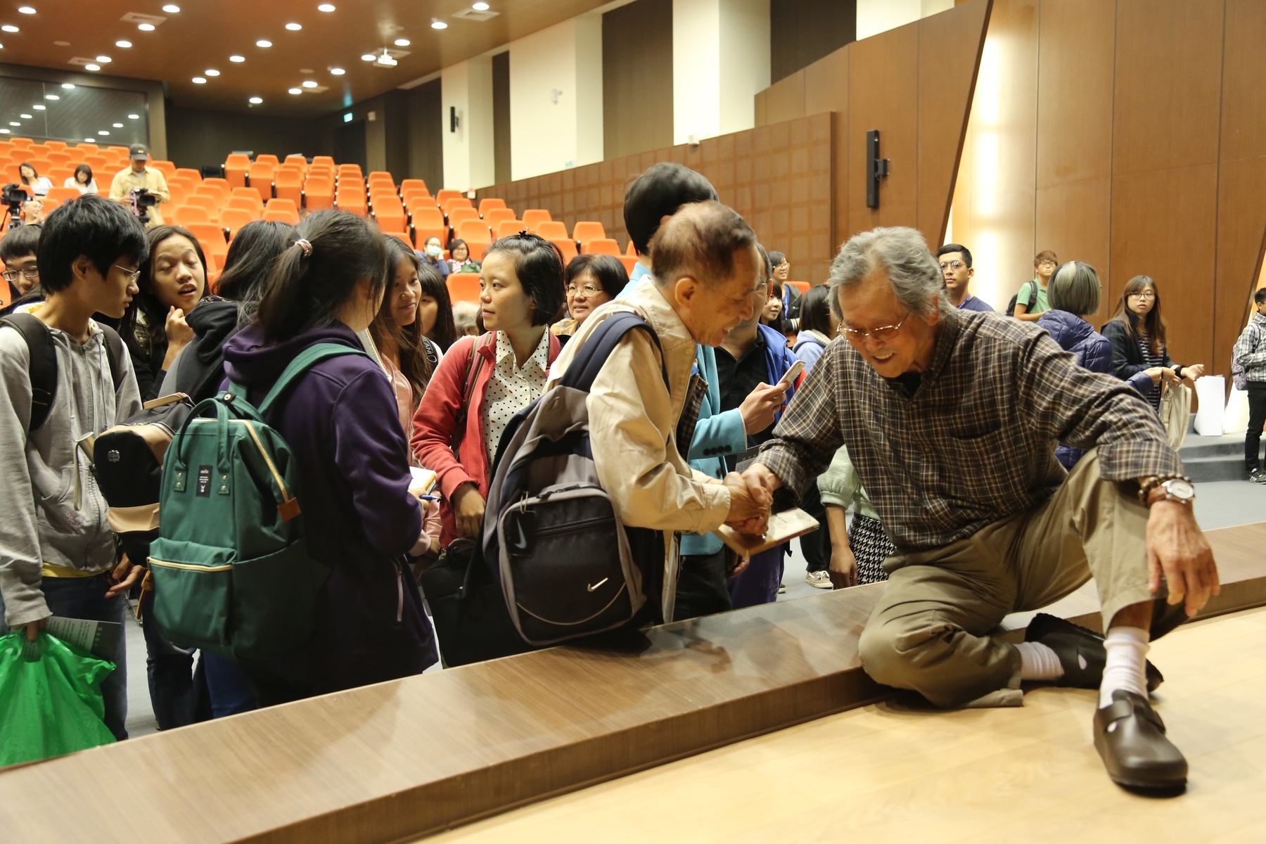 黃春明席地而坐，自然親切與書迷互動圖片