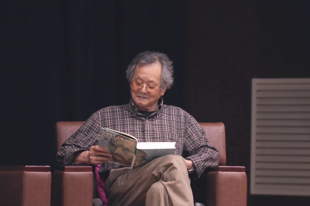 黃春明即刻翻閱《梵谷傳》圖片