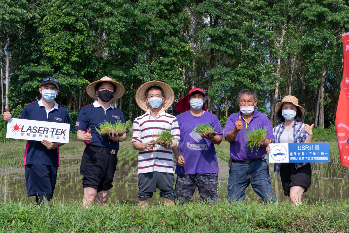 NSYSU and Laser Tek Taiwan collaborated with Yuan-Pin Organic Rice on the “Seed Summer: One Mu of Field” event. From the left are: manager Victor Chang of Laser Tek, Chairman of Laser Tek Gary Cheng, Associate Dean of the College of Management at NSYSU Jui-Kun Kuo, and Mr. I-Hung Chen and Mr. Chia-Cheng Chen of Yuan-Pin Organic Rice.