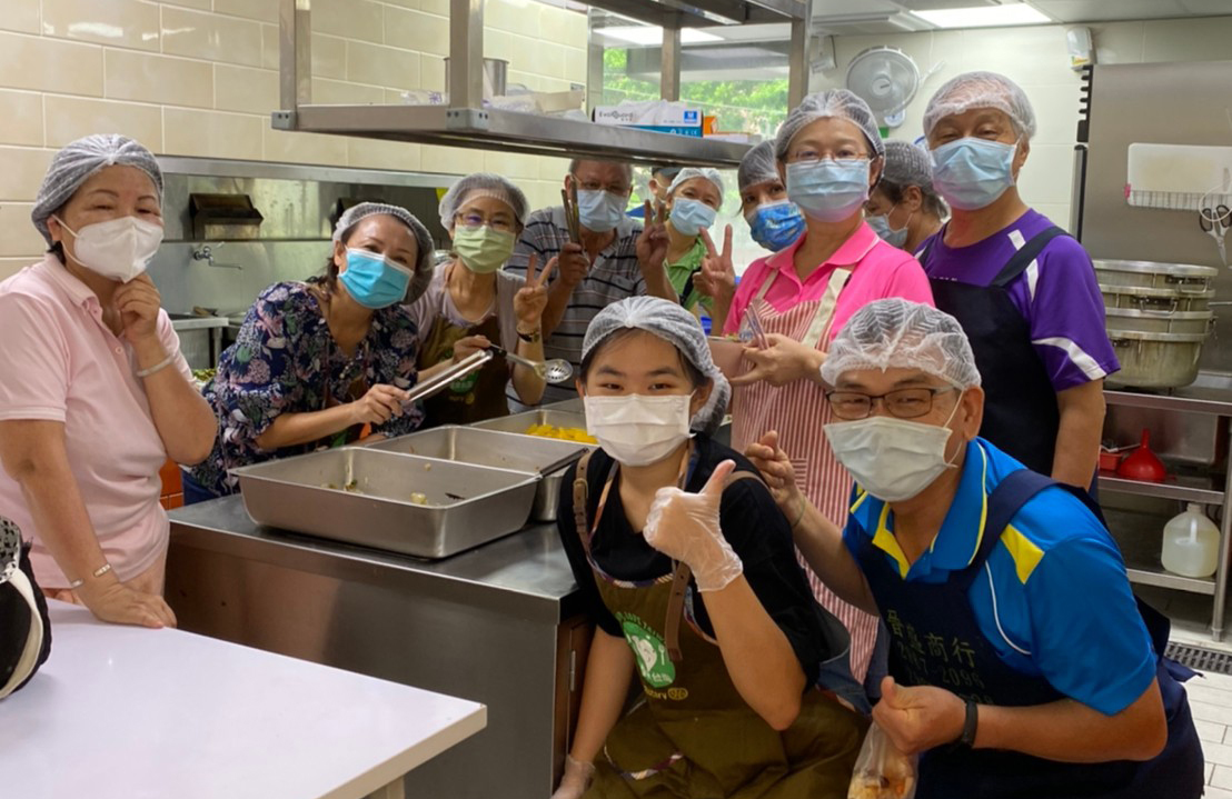 A student acted as a volunteer to help the Huashan Social Welfare Foundation cook meals for the elderly who are sick and live alone.