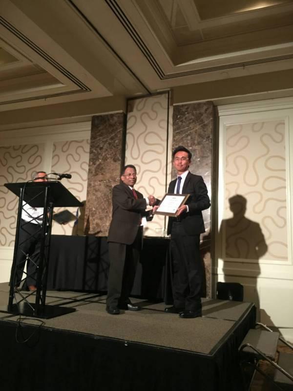 IEEE EDS Chair, Dr. Samar K. Saha, presents Chen the awardImage