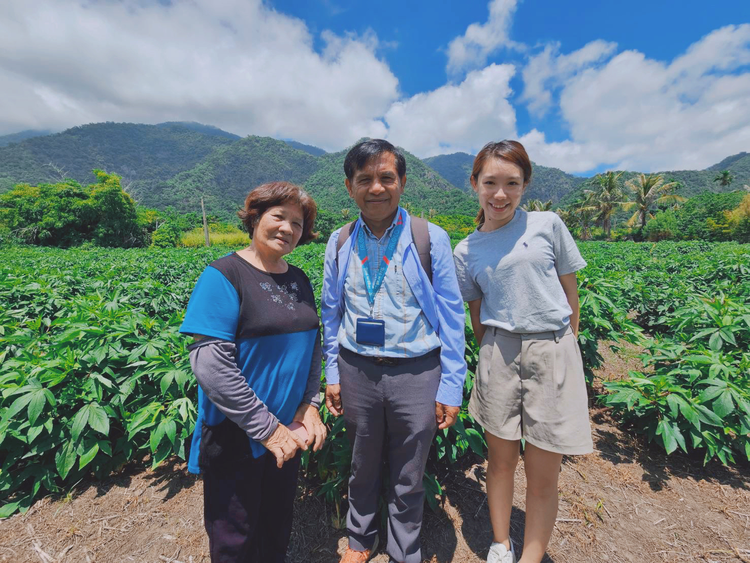Associate Professor Qing-Xiong Ba (Rungudru Pacekele) from the Department of Sociology (center), founder Jia-Wun Chang (right) and the Roselle Flower Farmer (left).