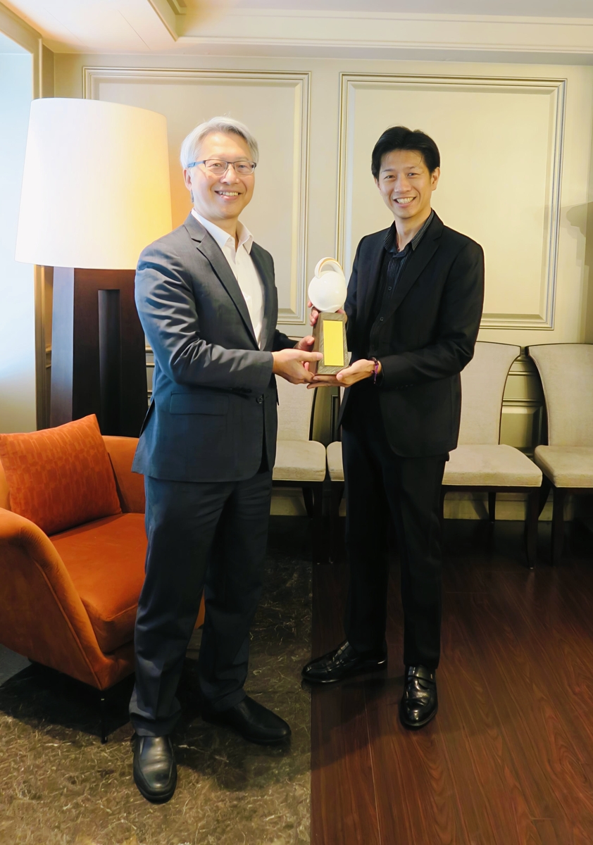 The President of Academia Sinica Dr. James C. Liao (left) presents the Young Scholar Innovation Award to Distinguished Professor Kun-Ze Lee (right) of the Department of Biological Sciences at NSYSU. (Photo credits: The Foundation for the Advancement of Outstanding Scholarship.)Image
