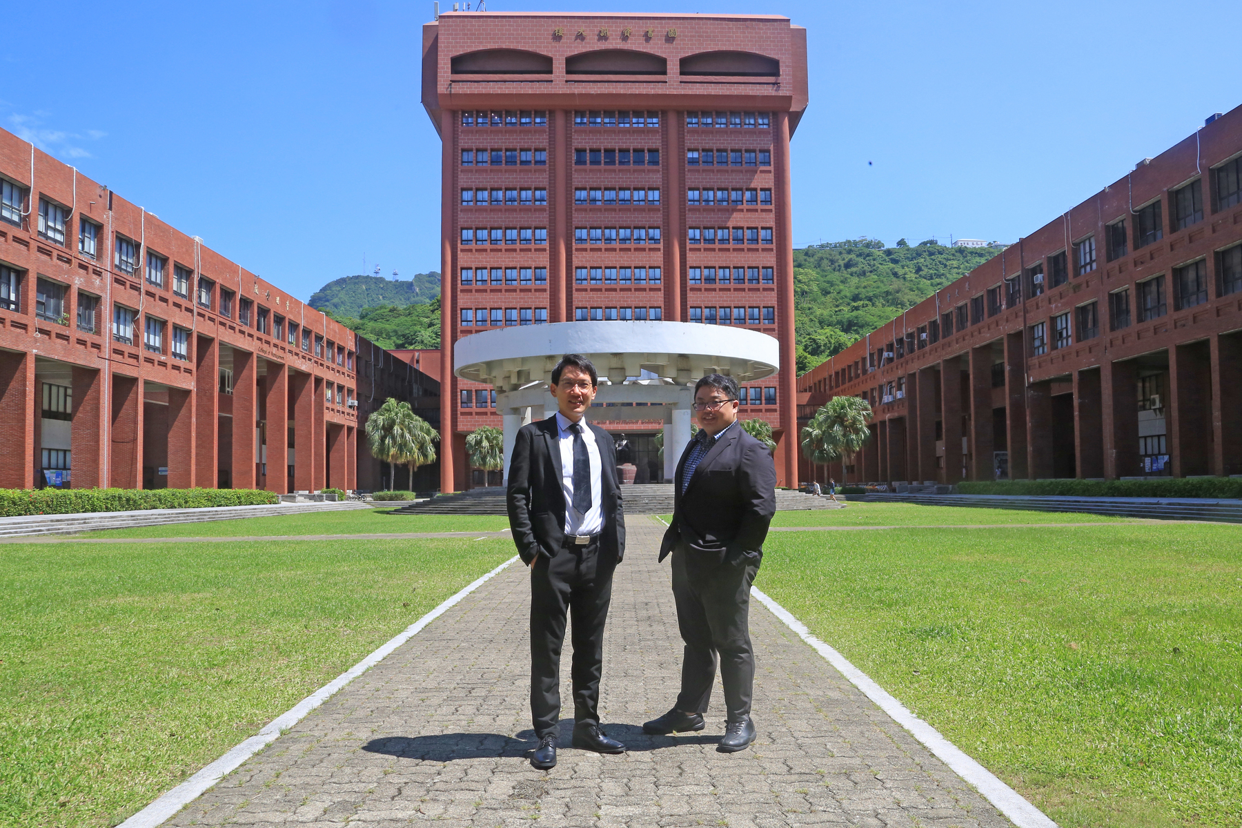 Two outstanding scholars, Hsuan-Hung Liao and Cheng-chau Chiu from the Department of Chemistry at NSYSU, are honored with the Ta-You Wu Memorial AwardImage