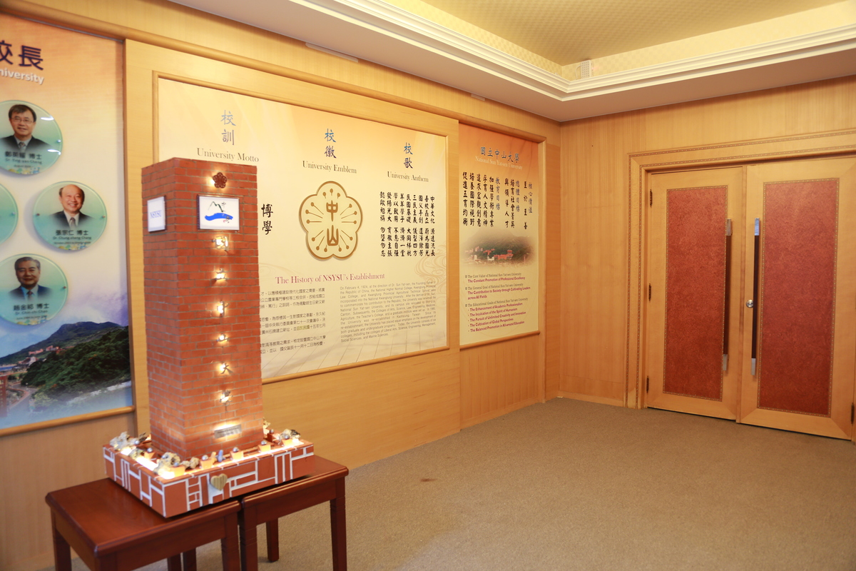 The 101 cm high 1:20 scale model of the University stele, hand made with tiny bricks, featuring the university’s logo and its name in Chinese, and decorative lightsImage
