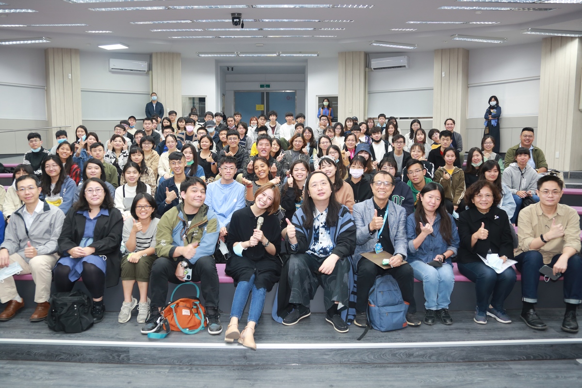 NSYSU established the Institute of Social Innovation last year and has recently invited Audrey Tang (fifth from the right in the front row), the youngest minister without portfolio in Taiwanese history, to discuss the development trends in social innovation in Taiwan. Over 100 students attended the lecture.