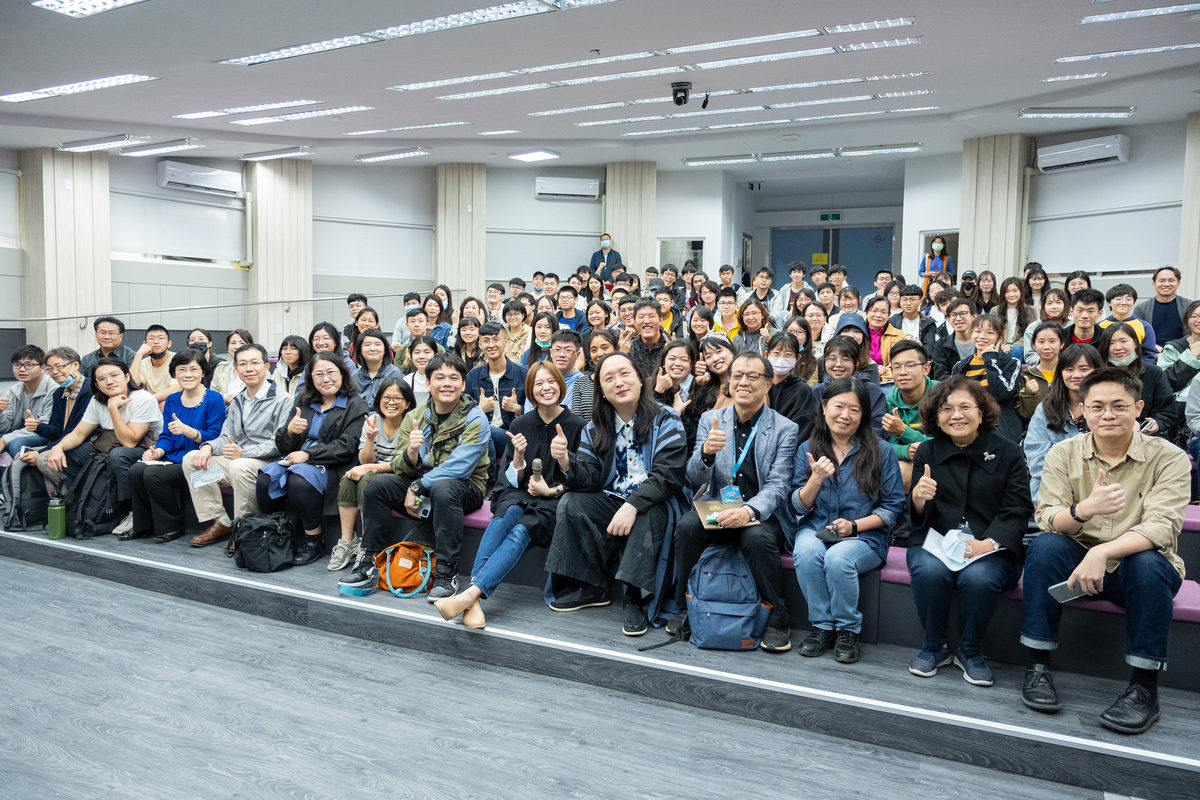 NSYSU established the Institute of Social Innovation last year and has recently invited Audrey Tang (fifth from the right in the front row), the youngest minister without portfolio in Taiwanese history, to discuss the development trends in social innovation in Taiwan. Over 100 students attended the lecture. / photo by Si Wan College
