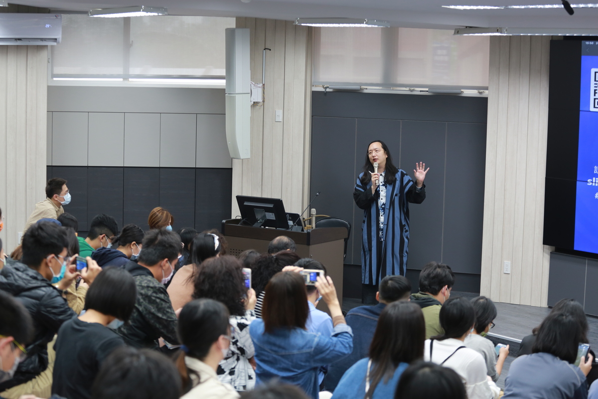Minister Tang replied to all of students’ questions, including those about the recent “salmon chaos”, AI development, and the jobs of the future in Taiwan.