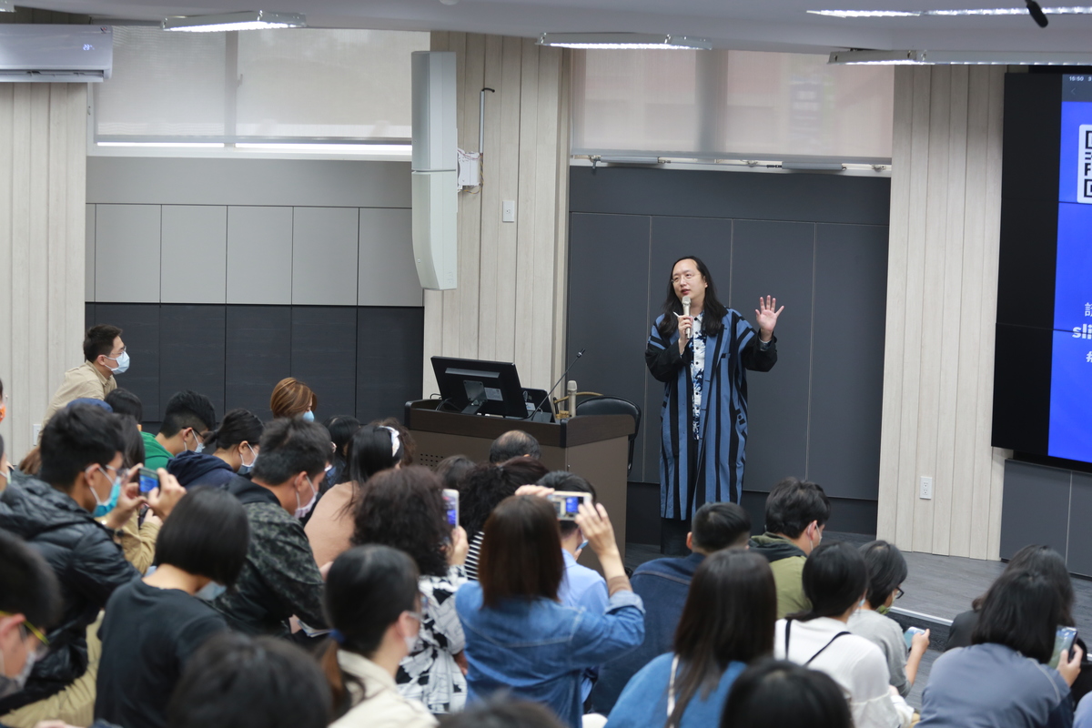 Minister Tang replied to all of students’ questions, including those about the recent “salmon chaos”, AI development, and the jobs of the future in Taiwan.