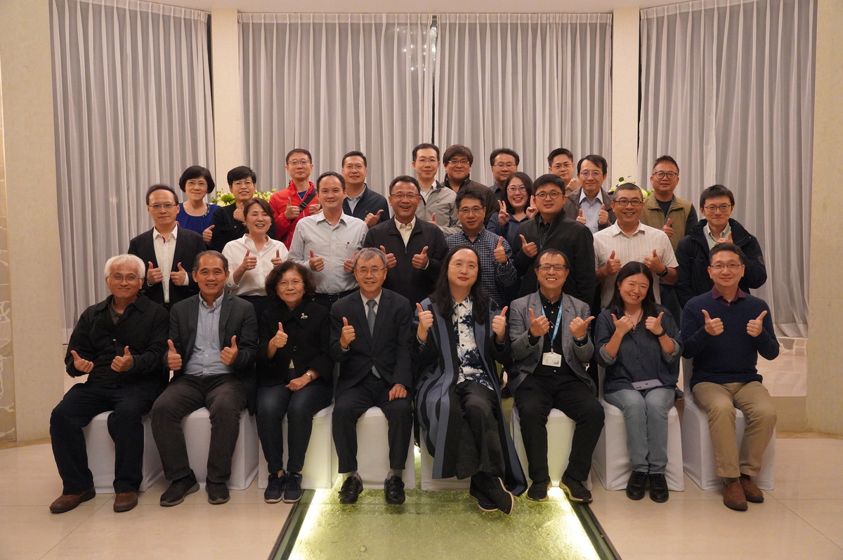 NSYSU established the Institute of Social Innovation last year and has recently invited Audrey Tang (fifth from the right in the front row), the youngest minister without portfolio in Taiwanese history, to discuss the development trends in social innovation in Taiwan. / photo by Si Wan College