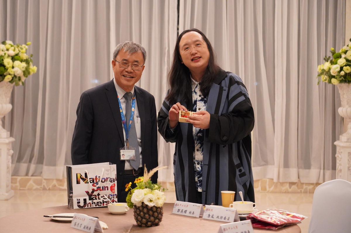 NSYSU invited Minister without Portfolio Audrey Tang (on the right) to discuss the development trends in social innovation in Taiwan. NSYSU President Ying-Yao Cheng (on the left) gave her a cowbell as a souvenir gift. / photo by Si Wan College
